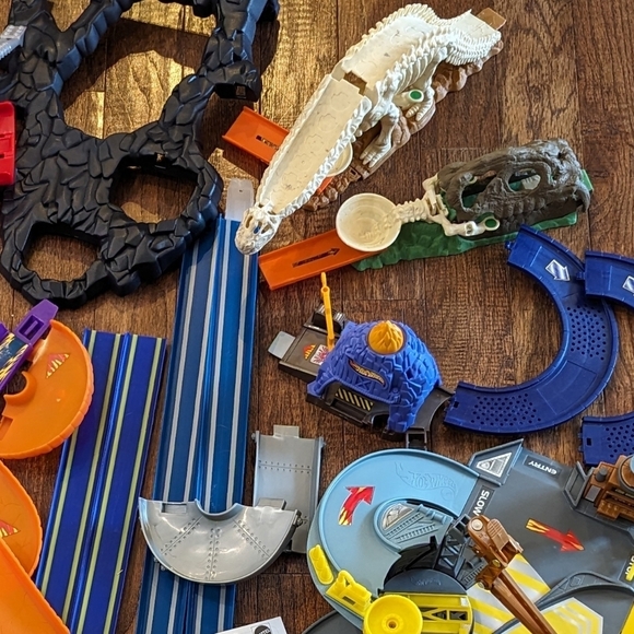 Hot wheels , multiple hot wheels tracks and accessories $700 mrsp 2 Lots - Picture 11 of 11